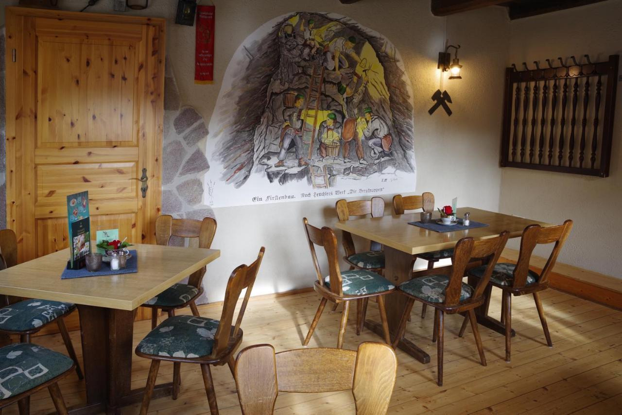 Wirtschaft & Pension Zum Huthaus Schneeberg  Buitenkant foto